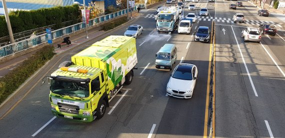 도로 재비산먼지 제거 차량과 물청소 차량이 도로 위를 운행하고 있다./제공=부산환경공단