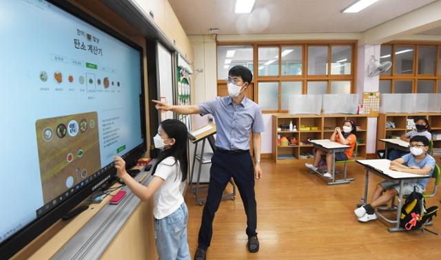 9일 오전 서울 오현초등학교 3학년 3반 학생들이 한국일보의 '한끼밥상 탄소계산기'를 이용해 식단을 만들고 있다. 이날 수업과 취재는 수도권 사회적 거리두기 4단계 이전에 진행됐다. 고영권 기자