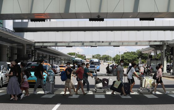 지난 18일 오전 김포공항 국내선이 여행객들로 붐비고 있다. 휴가철을 맞아 여행객이 제주도를 많이 찾을 것으로 예상되면서 제주도는 19일 0시부터 거리두기를 2단계에서 3단계로 격상했다. 뉴스1