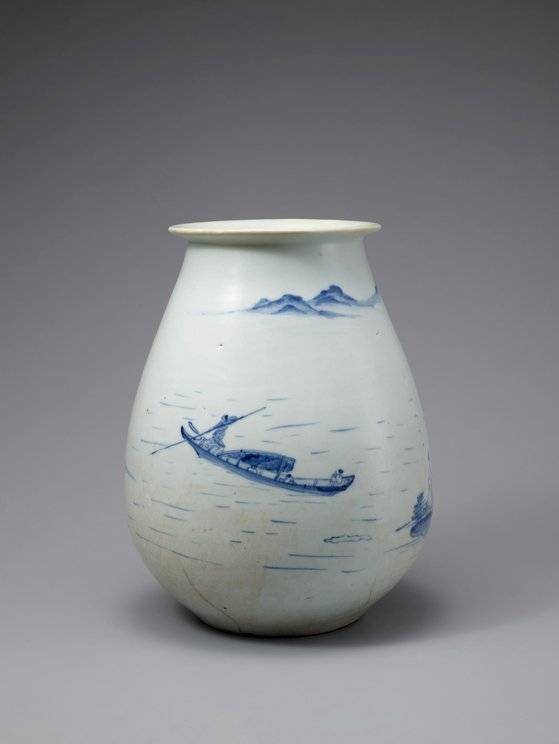 백자 청화 산수무늬 병, 조선 18 세기, 높이 32.5 cm, 보물 제 1390호.[사진 국립중앙박물관]