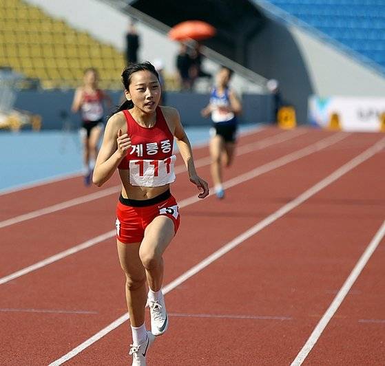 한국 육상의 샛별 양예빈 선수. 2019년 사진이다. 중학생 선수도 배꼽이 드러난 유니폼을 입는다. 사진 대한육상연맹]