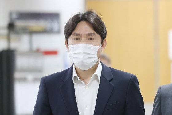옵티머스자산운용(옵티머스) 김재현 대표와 함께 1조원대 펀드 사기 혐의로 기소된 2대 주주 이동열 씨가 20일 오후 서울 서초구 중앙지법에서 열린 1심 선고 공판에 출석하고 있다.   1심 선고에서 김 대표는 징역 25년과 벌금 5억 원을 선고받았으며 이씨와 이사 윤석호 씨는 각각 징역 8년을 선고받았다. 연합뉴스