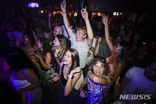 [런던=AP/뉴시스] 19일(현지시간) 영국 런던 파링던의 피아노 웍스가 재개장한 후 젊은이들이 무도장에 올라 춤을 추고 있다. 이날 0시를 기해 코로나19 방역 규제가 완전히 해제되면서 수천 명의 젊은이는 '자유의 날' 파티를 열어 춤을 추며 밤을 보내는 것으로 알려졌다. 영국 정부는 최근 델타 변이로 코로나19 일일 확진자가 5만 명을 넘어서는 와중에도 규제를 완전 해제했다. 2021.07.19.