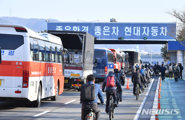 [울산=뉴시스]출근하는 현대자동차 울산공장 직원들. (사진=뉴시스DB) photo@newsis.com