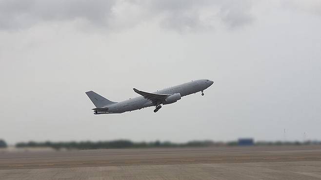 청해부대 34진을 태우고 아프리카를 이륙하는 공군 공중급유기