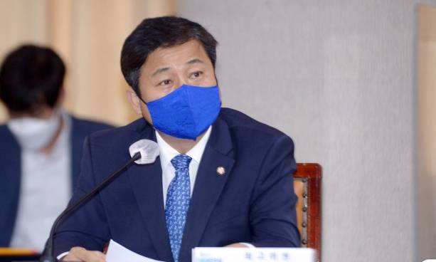 김영배 더불어민주당 최고위원이 21일 오전 광주시청 중회의실에서 열린 더불어민주당-광주광역시 예산정책협의회에서 발언을 하고 있다. 뉴스1