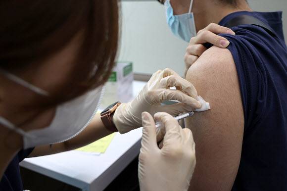 21일 서울 동대문구 경희의료원에서 의료진이 코로나19 모더나 백신접종을 하고 있다. 2021.6.21 경희의료원 제공