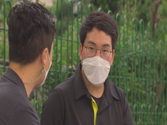 인터뷰 중인 소비자