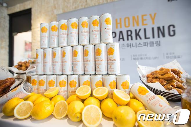 교촌치킨 지난 2017년 출시한 '교촌 허니 스파클링' 2017.4.6/뉴스1 © News1 전민기 기자