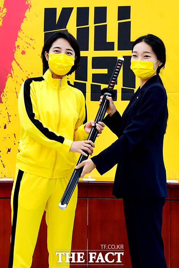 '킬비리' 설립을 알리며, 집행검 들고 기념촬영하는 류 의원과 강 대표.