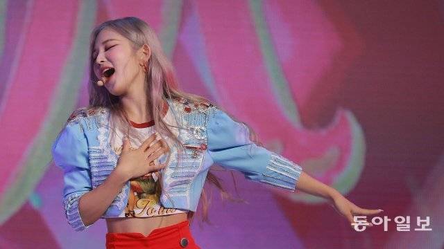 두 번째 싱글앨범 타이틀곡  러버덤  무대 중 고음을 지르는 메인보컬 송선.