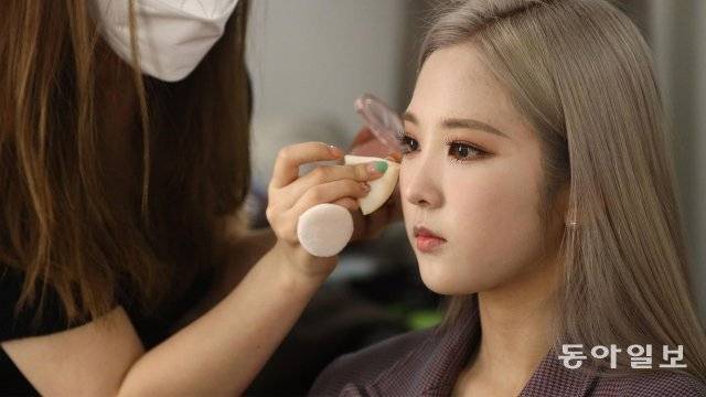 앨범 자켓 사진 촬영을 앞두고 메이크업을 받고 있는 송선.