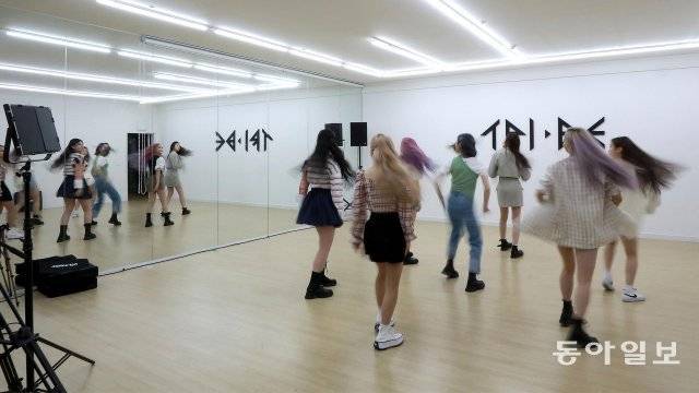 자체 콘텐츠 촬영을 마친  트라이비  멤버들이 막간을 이용해 연습실에서 군무를 맞춰보고 있다.