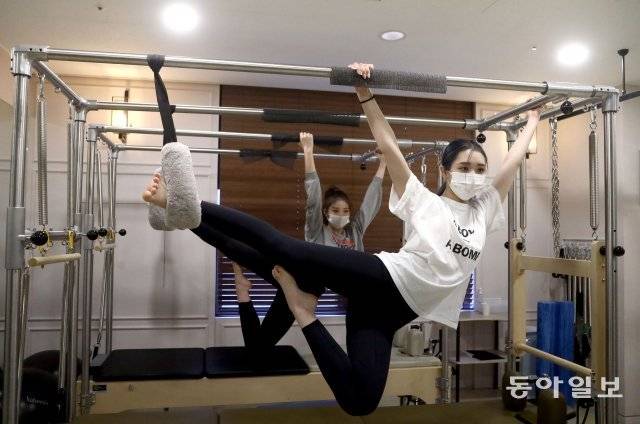 트라이비  멤버 켈리(뒤)와 미레(앞)가 필라테스 레슨을 받고 있다.