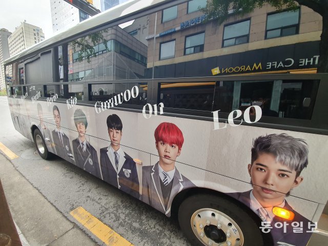 신인 보이그룹 ‘T1419’ 멤버들의 사진이 래핑된 버스. 9명의 멤버들과 스태프들은 이 버스를 타고 방송국 등으로 이동한다.