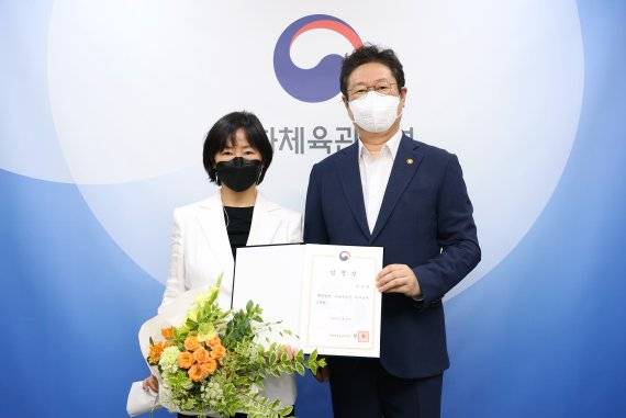 황희 문화체육관광부 장관이 21일 서울 용산구 문체부 저작권보호과 서울사무소 회의실에서 신임 이유리 재단법인 서울예술단 이사장에게 임명장을 수여한 뒤 기념촬영을 하고 있다. /사진=문화체육관광부