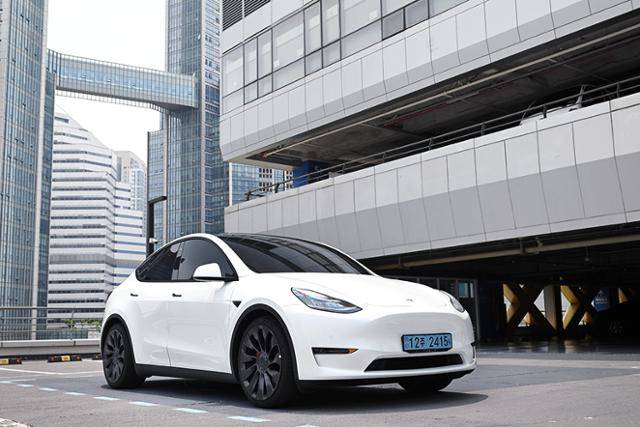 테슬라의 전기차, 모델 Y 퍼포먼스는 우수한 성능을 바탕으로 '전기차의 가치'를 강조한다.