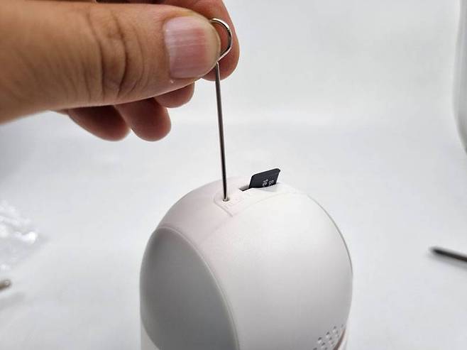 상단에는 공장초기화용 리셋 버튼, 메모리카드 슬롯이 있다