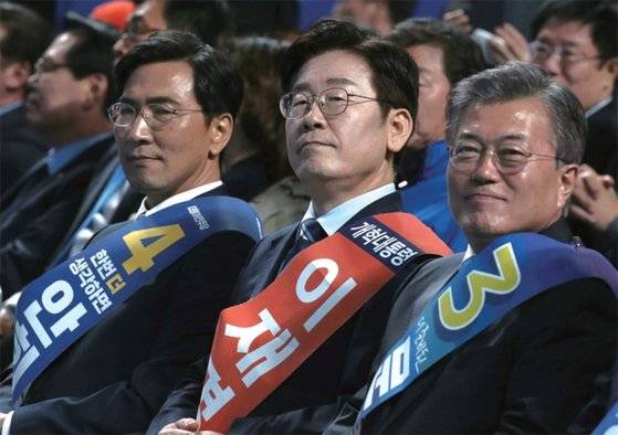 2017년 3월 더불어민주당 대선 후보자 호남권 선출대회가 광주여대 유니버시아드체육관에서 열린 가운데 안희정·이재명·문재인 후보(왼쪽부터)가 연설 차례를 기다리고 있다.