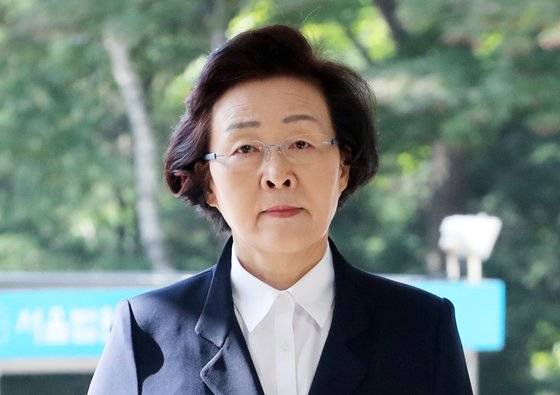 제19대 대통령 선거를 앞두고 문재인 당시 더불어민주당 대선후보에 관한 허위사실을 유포한 혐의로 불구속 기소된 신연희 당시 서울 강남구청장이 2017년 10월 17일 서울 서초구 서울중앙지법에서 열린 첫 공판에 출석하고 있다. 연합뉴스