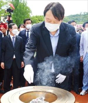 윤석열 전 검찰총장이 20일 대구 ‘2·28 민주의거기념탑’을 찾아 참배하고 있다.  뉴스1