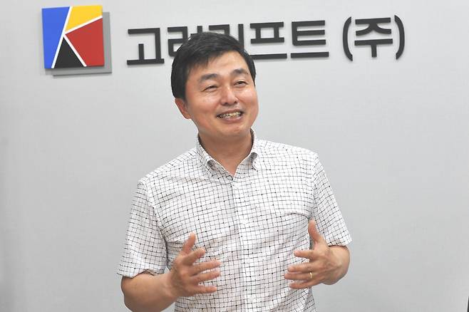 이흥원 고려기프트 대표를 두 단어로 정의한다면 `독서 경영`과 `웃는 얼굴`일 것 같다. 동영상에서는 다소 긴장해서 굳은 표정이지만 대면 인터뷰 내내 밝은 미소와 유머를 잃지 않았다.