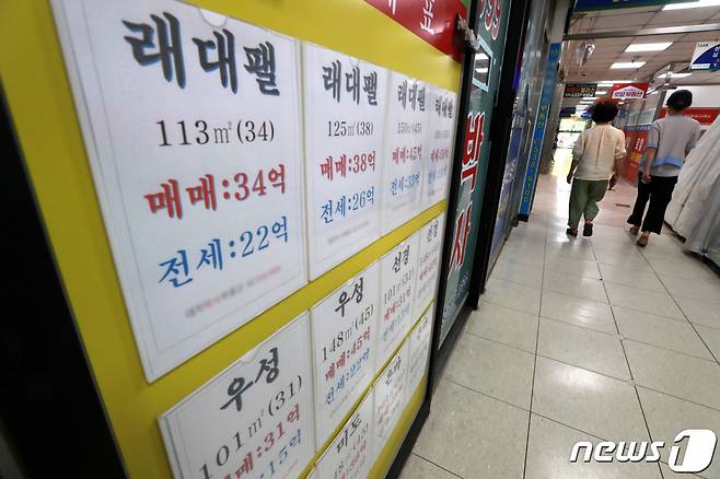 임대차법 시행 이후 서울 강남권 고가 아파트 전세시장이 요동치고 있다. 임대차법에 따른 공급 축소와 전세 수요 증가가 맞물리면서 중소형 크기 아파트에서도 초고가 전세 거래가 속출하고 있다. 이런 현상은 수급난과 맞물려 서울 전역의 상승 불씨가 될 수 있다는 지적이 나온다. 사진은 이날 서울 강남구 한 부동산 중개업소의 매물 시세표. /사진제공=뉴스1