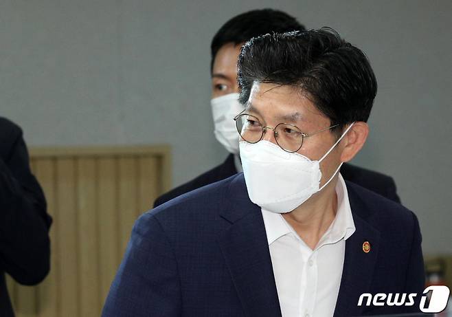 노형욱 국토교통부 장관이 21일 오전 서울 종로구 세종대로 정부서울청사에서 열린 부동산시장 점검 관계장관회의에 참석하고 있다. /사진제공=뉴스1