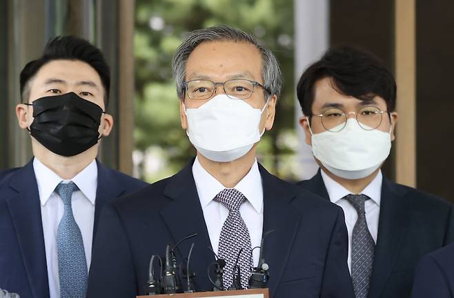 ‘드루킹 댓글 여론조작’ 사건에 연루된 혐의로 재판에 넘겨진 김경수 경남지사에게 징역 2년이 확정된 21일 오전 서울 서초구 대법원에서 허익범 특검이 법정을 나서며 입장을 밝히고 있다. 대법원 2부는 이날 댓글 조작 혐의로 기소된 김 지사의 상고심에서 징역 2년을 선고한 원심을 확정했다. 공직선거법 위반 혐의에 대해서는 무죄가 확정됐다. [연합]