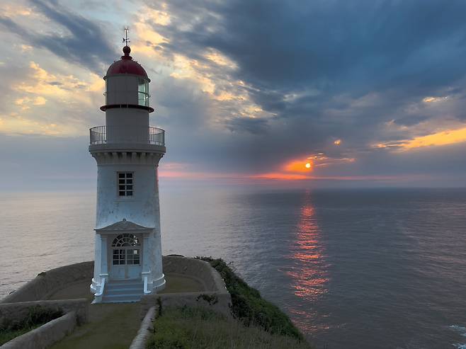 깎아지른 절벽 위에 우뚝 선 빨간 모자를 쓴 아름다운 어청도등대는 일몰 때 더욱 환상적이다.