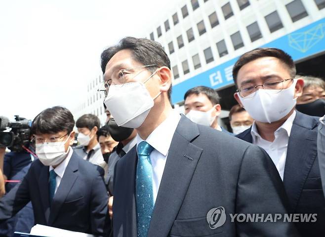 도청 나서는 김경수 경남지사 (창원=연합뉴스) 김동민 기자 = '드루킹 댓글 여론 조작' 사건에 연루돼 징역 2년이 확정된 김경수 경남도지사가 21일 오전 경남도청을 나서고 있다. 2021.7.21 image@yna.co.kr