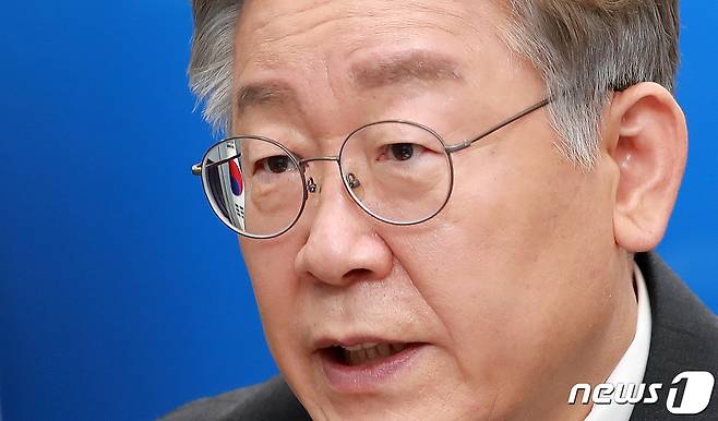 더불어민주당 대권주자인 이재명 경기도지사가 21일 서울 영등포구 경기도중앙협력본부 사무실에서 뉴스1과 인터뷰하고 있다. 2021.7.21/뉴스1 © News1 구윤성 기자