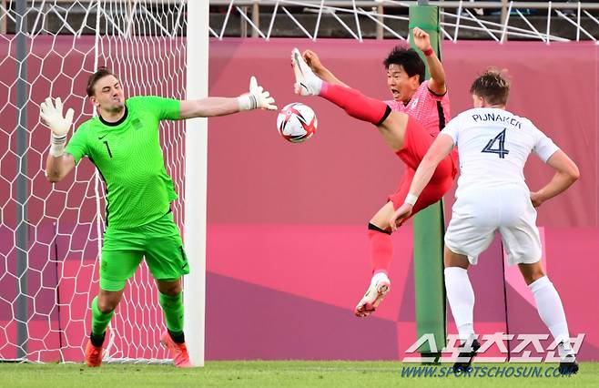 2020 도쿄올림픽 남자축구 조별리그 B조 1차전 대한민국과 뉴질랜드의 경기가 이바라키현  가시마 스타디움에서 열렸다. 한국의 권창훈이 뉴질랜드 골키퍼 사이로 발리슛을 시도하고 있다. 가시마=최문영 기자 deer@sportschosun.com /2021.07.22/