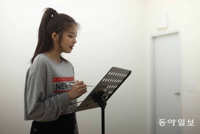 연습실에서 보컬 연습 중인 켈리