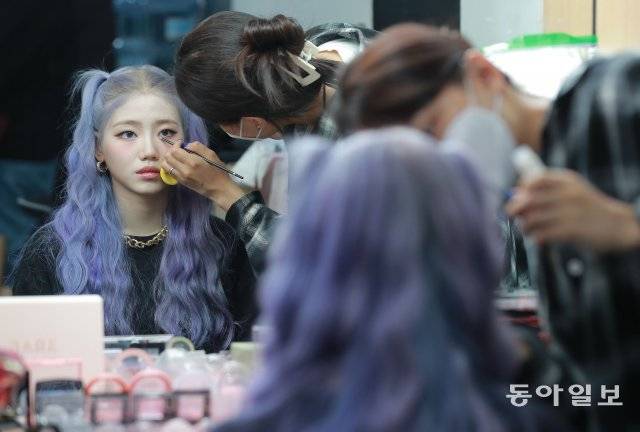 컴백 쇼케이스를 준비하며 메이크업을 받고 있는 현빈.