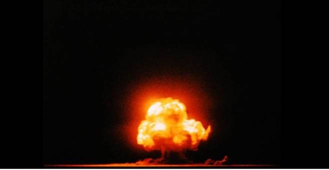 맨해튼 프로젝트(Manhattan Project)는 제2차 세계 대전 중에 미국이 주도하고 영국과 캐나다가 공동으로 참여했던 핵폭탄 개발 프로그램이다. 위키미디어 제공