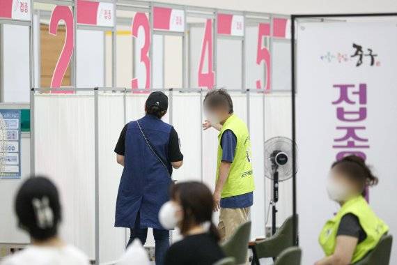 코로나19 신규 확진자가 1842명으로 역대 최다를 기록한 22일 오전 서울 중구 예방접종센터에서 시민들이 백신 접종을 위해 이동하고 있다. 서울시민 백신 1차 접종률이 지난 9일 30%를 넘긴 이후 13일째 30%대 초반에 머무르고 있다. /사진=뉴스1화상