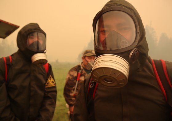 방독면을 쓰고 산불 진압 작업에 나선 러시아 야쿠티아 지역 소방관들. [로이터=연합뉴스]