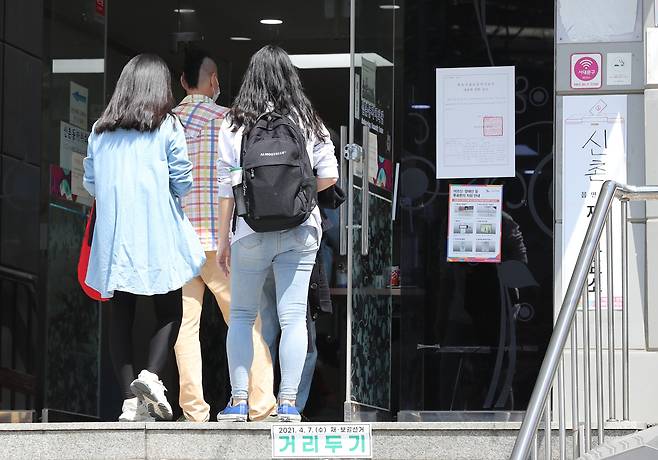 지난 4·7재보궐 선거일에 청년 남녀 유권자들이 서울 서대문구 신촌동자치회관에 마련된 투표소로 향하고 있다. 뉴스1