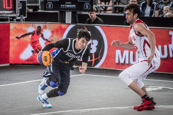 Park Min-su, left, takes the ball in a game against Turkey at the 2019 FIBA 3x3 World Cup in June 19, 2019 at Amsterdam, Netherlands. [FIBA]