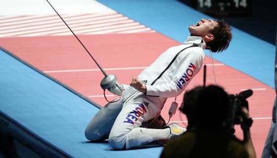 Park Sang-young celebrates after winning his individual epee gold medal at the 2016 Rio Olympics. [JOINT PRESS CORPS]