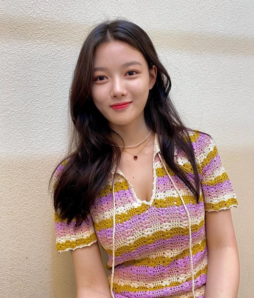 Actor Kim Yoo-jung has attracted Eye-catching with matured beautiful looksOn the 22nd, Kim Yoo-jung posted a number of photos on his personal Instagram without any comment.The photo shows Kim Yoo-jung, who is wearing a crochet look and revealing a lovely visual. He smiles lightly and causes the excitement of viewers.Especially in the close-up selfie, it is Kim Yoo-jung who has admiration with ceramic skin without any defects and a slippery high nose.The netizens who saw this responded such as Oh, it is so beautiful and Princess is Princess.Kim Yoo-jung will appear on SBS New Moon drama Time Hunggi which will be broadcasted first in August.Timmy Hung draws a fantasy romance drawn by a woman with a divine power, Timmy Hung, and a red-eyed man Haram who reads the constellation of the sky.