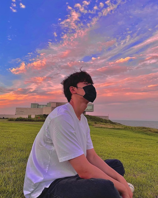 Actor Lee Do-hyun has revealed his latest situation.Lee Do-hyun posted a picture on his Instagram on the 22nd without any writing.Lee Do-hyun sits on a green lawn set in glowing pink Sky.His eyes were looking at somewhere with a languid eye, and his appearance was like a scene in a calm movie.Lee Do-hyun, who also stylishly digested her simple style with white short sleeves and black blue denim pants, shot her girlfriend with a warm visual.The netizens who watched this responded such as Sky and my brother are so beautiful and Sky is so beautiful, but Sky does not come into sight.Meanwhile, Lee Do-hyun appears in TVNs new drama Melancholia.
