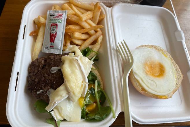 東京オリンピックメディアプレスセンター内食堂で 1600円(韓貨約 1万 6千ウォン)に販売中のハンバーガーお弁当. 該当の記者 SNS キャプチャ