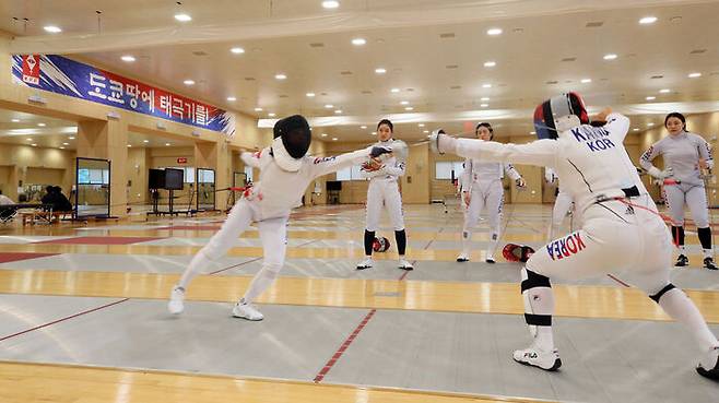 충북 진천국가대표선수촌에서 열린 2020 도쿄올림픽 미디어데이에서 펜싱 에페 국가대표 송세라(왼쪽) 선수와 강영미 선수가 대결하고 있다 (사진=연합뉴스)