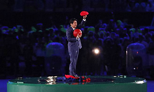 2016년 8월22일(한국시각) 브라질 리우 마라카낭 주경기장에서 열린 2016 리우데자이네루 올림픽 폐막식에서 다음 개최지인 일본의 아베 신조 당시 총리가 게임 슈퍼마리오 모자를 쓰고 나타나 인사하고 있다. 리우데자네이루(브라질)=AP/뉴시스