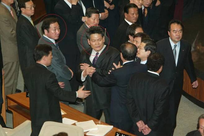 2004년 노무현 전 대통령 탄핵 표결 당시 이낙연(왼쪽 동그라미) 후보가 송영길(오른쪽 동그라미) 민주당 대표를 바라보는 모습. 출처:김남국 페이스북