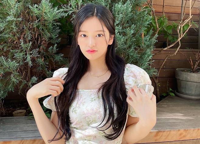 IZ*ONE native Ahn Yu-jin has emanated angelic beautiful looksOn the 21st, Ahn Yu-jin posted several photos on his Instagram with flower emoticon.In the photo, Ahn Yu-jin finished a fresh fashion by matching jeans with a bright top.His visuals, half a bundle of long wave hair that comes to the waist, seem to see a princess of a country.The tiny face and perfect proportion of Ahn Yu-jin attracted attention with their own luminous visuals that illuminated the surroundings; fans admired the comments such as Princess, Straveling and Fearly Pretty.On the other hand, Ahn Yu-jin is active in popular song MC and various entertainment programs after the group IZ*ONE activity was completed in April.