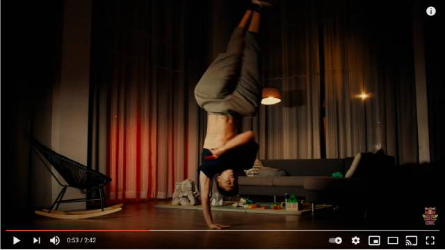 　◇최근 무관중 경기나, 온라인 공연이 종종 이루어지긴 하지만 '스트리트 댄서'인 비보이들에게 관객과 가까운 곳에서 호흡하는 무대는 그리울 수 밖에 없다. 올해 '두 아이의 아빠'가 된 김헌우는 지난해 말 에너지 음료 레드불과 콜라보한 '재택 퍼포먼스' 영상 'Breaking At Home'로 화제가 되기도 했다. 

사진캡처=Red Bull BC One 유튜브