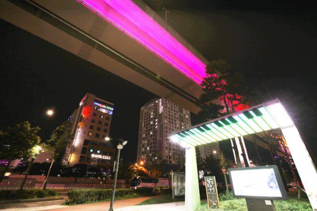 전철 교각을 활용한 영상 작품 ‘s-um’. ⓒ박준규